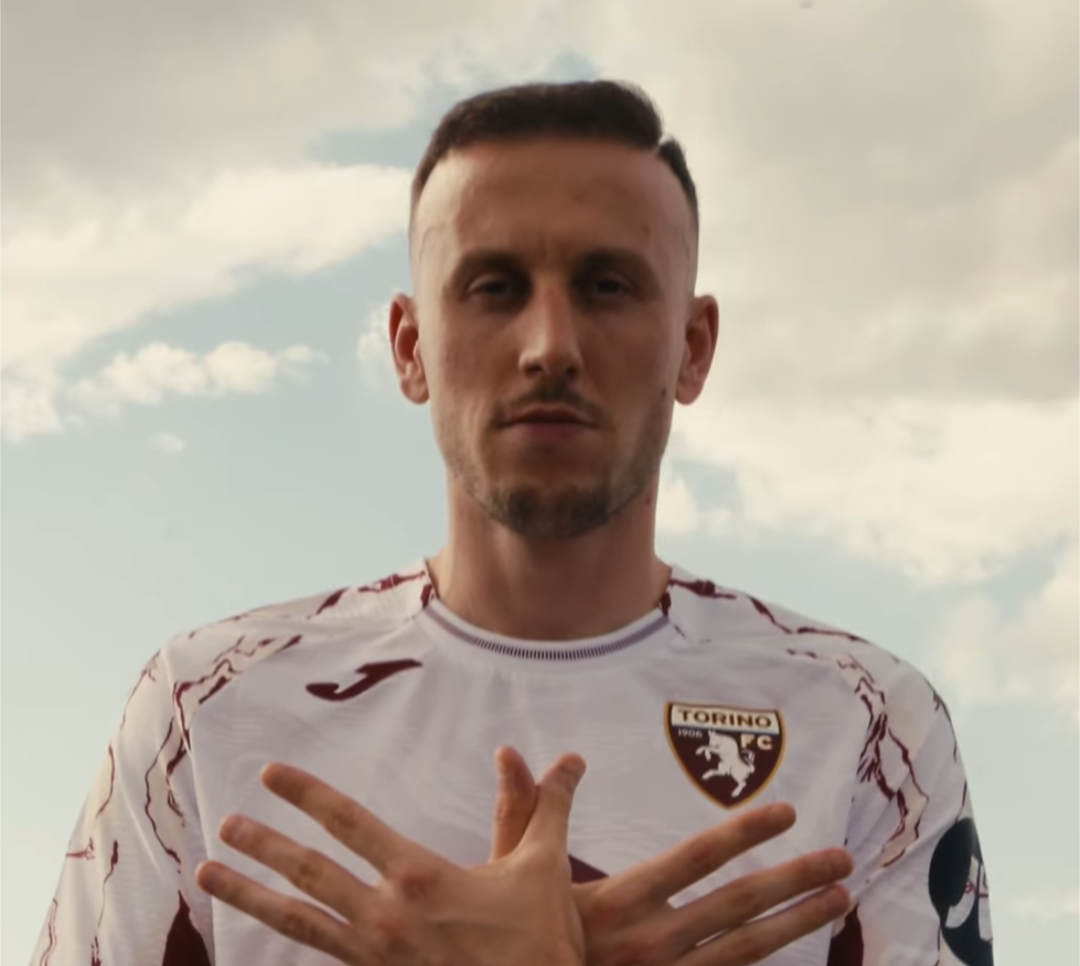 ZYRTARE/ Ardian Ismajli prezantohet te ekipi i ri, klubi italian: Shqiponja erdhi në qytet