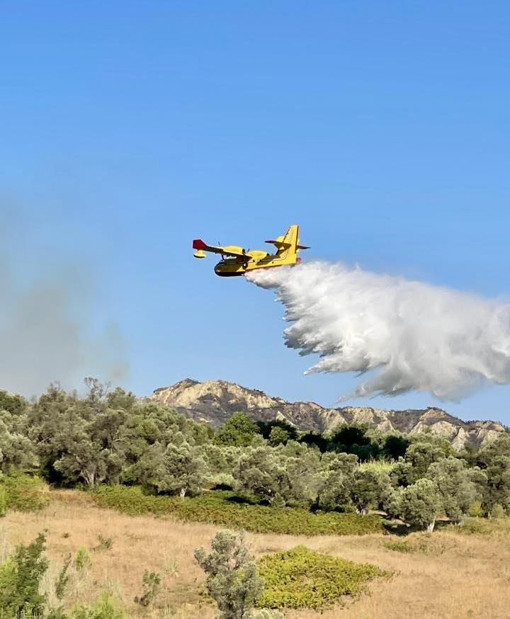 14 vatra zjarri aktive në vend, situata më problematike në Finiq. Evakuime dhe ndërhyrje nga ajri
