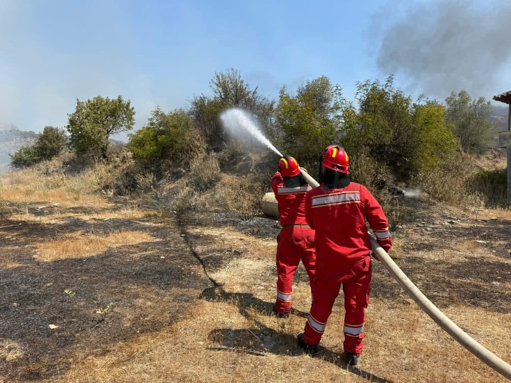30 vatra aktive në 24 orët e fundit/ Përkeqësohet situata në Poliçan, Fushë Arrëz dhe “Syrin e Kaltër”, evakuohen banorët