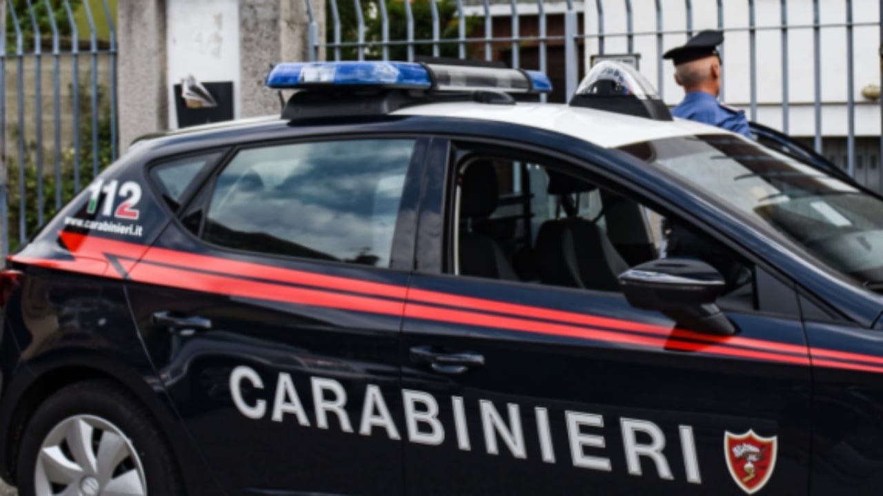 40-vjeçari rrëmben dhe abuzon dy adoleshentet/ I pikasi kur po hynin në apartament dhe i kërcënoi me kaçavidë