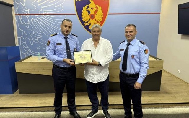 41 vite shërbim dhe karrierë/ Drejtori i përgjithshëm i Policisë, i akordon “Certifikatë Karriere” kryekomisarit