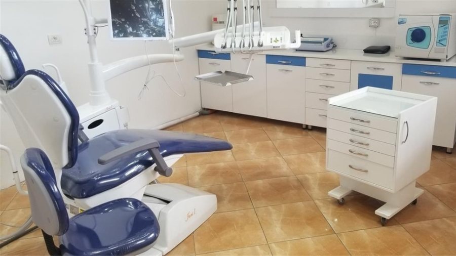 59-vjeçari humb jetën pas ndërhyrjes në klinikën dentare, policia shoqëron dentistin