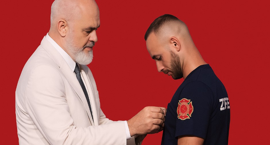 Ahmet Beqo, zjarrfikësi i Konispolit, nderohet me medalje ari për guximin në betejën me flakët