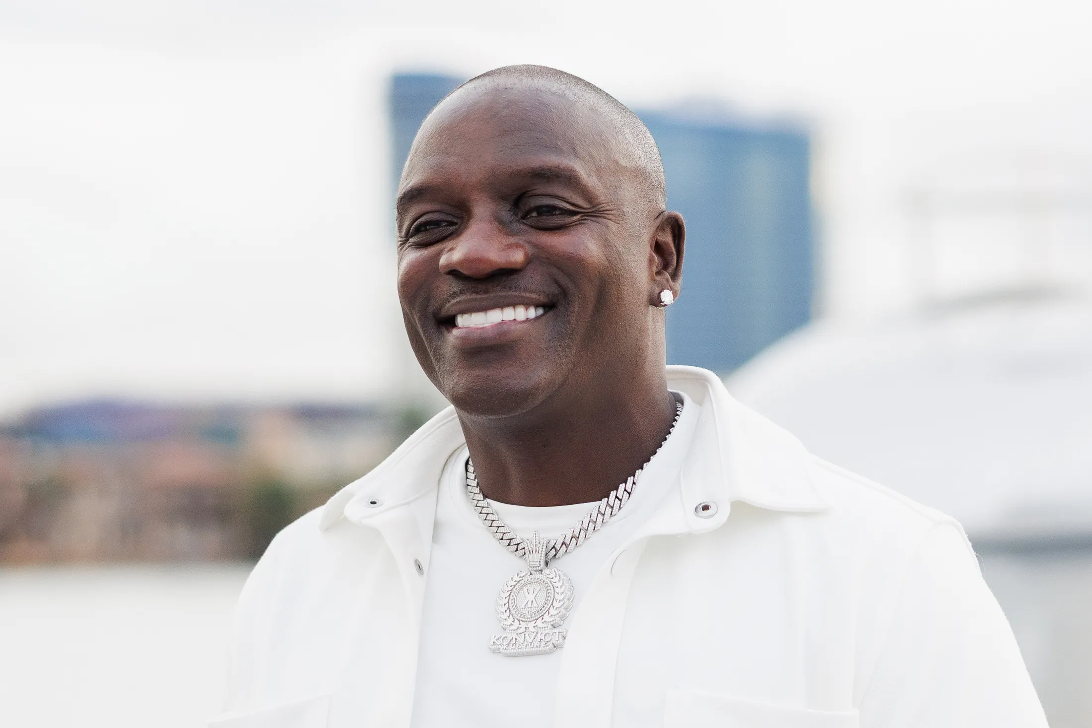 Akon godet rojen e sigurisë gjatë koncertit në Rusi, kritikohet nga fansat për sjelljen arrogante