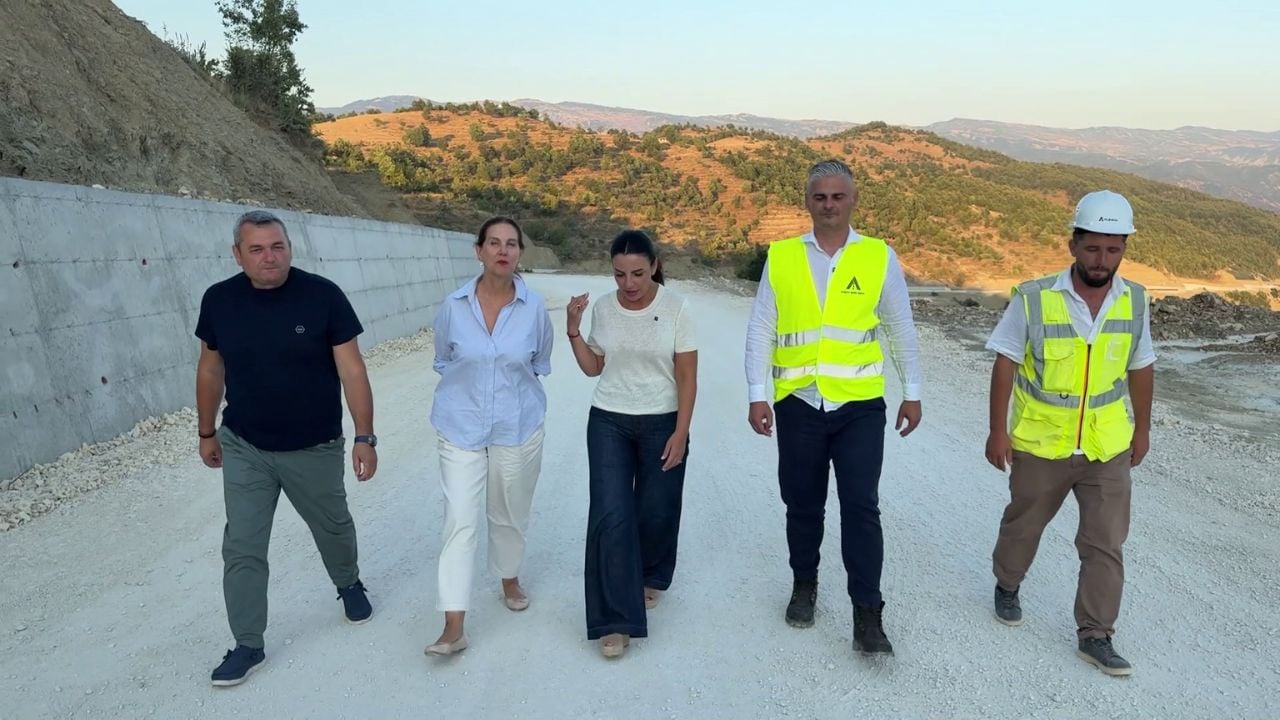 “Aksi Berat-Ballaban, brenda vitit”, Balluku inspekton punimet: Sezoni i ardhshëm veror iu gjen me rrugë të re