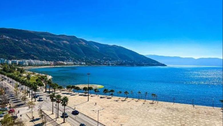 Aksident buzë detit në Vlorë, makina hyn në rrethimin e vilës qeveritare