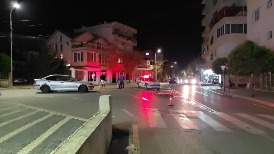 Aksident i rëndë/ I riu me monopatinë përplaset me automjetin, ndodhet në gjendje…