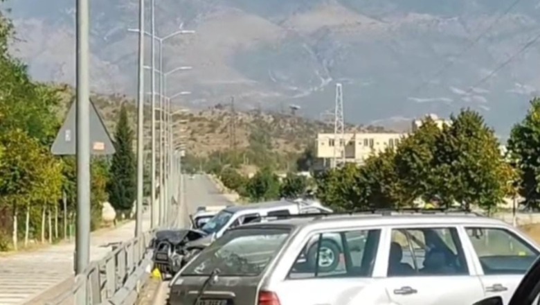 Aksident i rëndë/ Makinat përplasen me njëra-tjetrën, ja dyshimet e para rreth ngjarjes