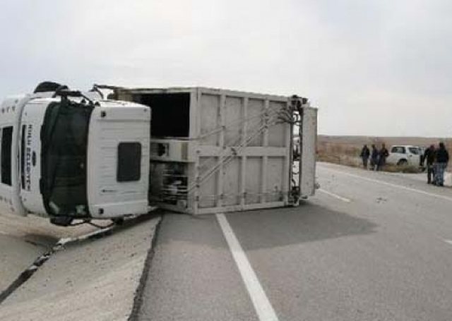 Aksident i rëndë në vend/ Përmbyset në rrugë kamioni, bllokohet qarkullimi i mjeteve