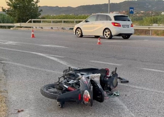 Aksident, makina përplaset me motorin, raportohet për një të plagosur