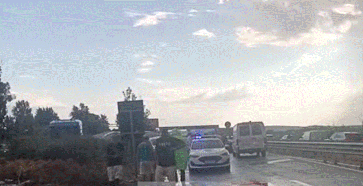 Aksident masiv në autostradën Fier-Lushnjë, mjete të rrokullisura jashtë rrugës, autoboti i kthyer përmbys! Raportohet për të lënduar