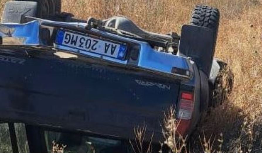 Aksident në aksin Korçë-Ersekë/ Automjeti përmbyset në anë të rrugës, lëndohen dy persona