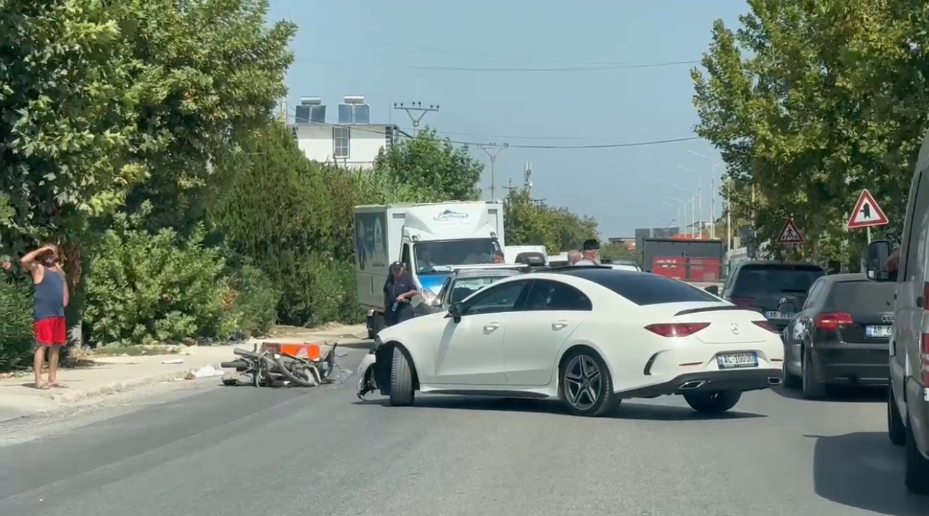 Aksident në Fier, një i lënduar pas përplasjes mes një Mercedes-Benz dhe një motorçiklete në Unazën Lindore, drejtuesi i motorit dërgohet me urgjencë në spital