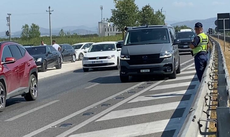 Aksident zinxhirë në Lushnjë-Fier, radhë kilometrike tek “Pushimi i shoferit”