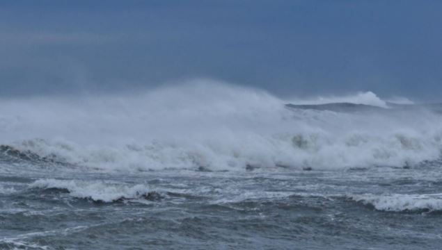 Alarm në Sarandë! Dalja në det ndalohet për shkak të motit të keq