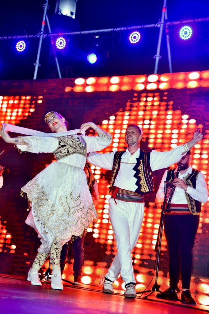 Ansambli Popullor me koncerte në Kavajë dhe Laç, tingujt dhe vallet më të bukura nga të gjitha trevat e Shqipërisë