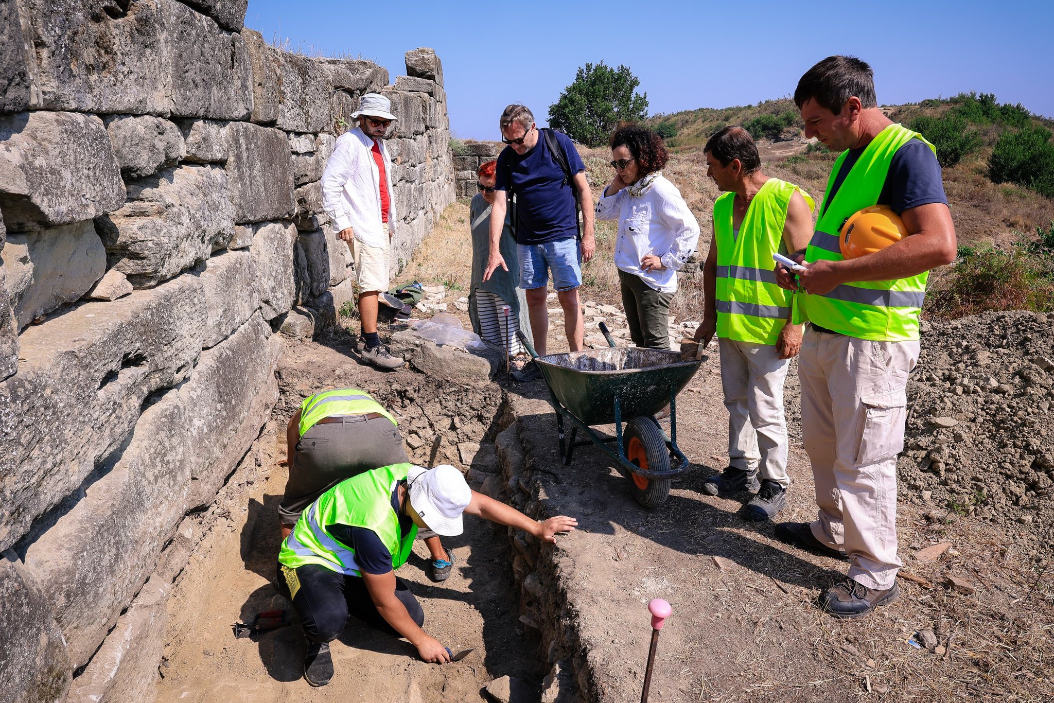“Apolonia e Ilirisë”, ministri Gonxhja: Gërmimet janë përqendruar në tri zona kryesore të sitit arkeologjik