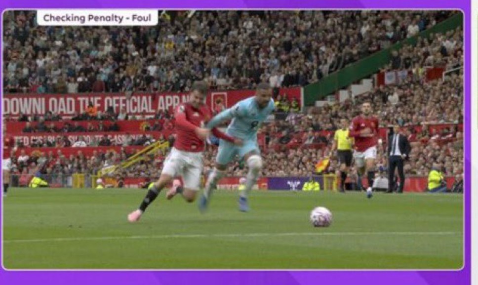 Arbitri “tallet” me Man. United! Fillimisht jep penallti, më pas ndërron mendje pas asaj që pa në ekran (video)