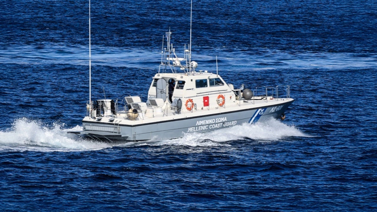 Arratisje si në film! I burgosuri me pranga në duar i shpëton policisë greke, zhytet në det. Arrestohen katër efektivë