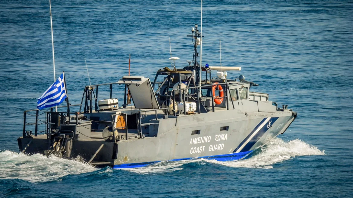 Arratisje si në filma në Greqi, kontrabandisti turk i shpëtoi policisë duke u hedhur në det me pranga në duar