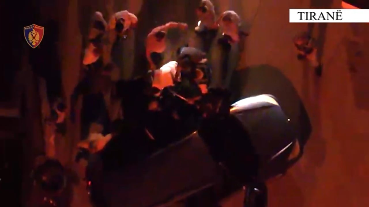 Arrestohet anëtari i një grupi kriminal në Tiranë, u shiste armë zjarri personave me precedent penal