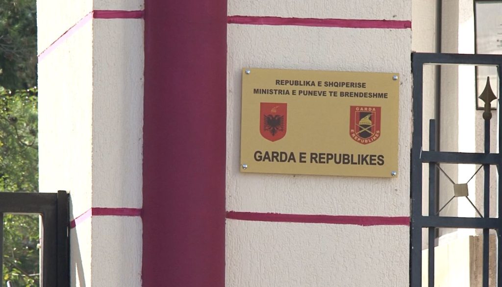 Arrestohet punonjësi i Gardës, kanosi me armën e shërbimit të afërmin e tij