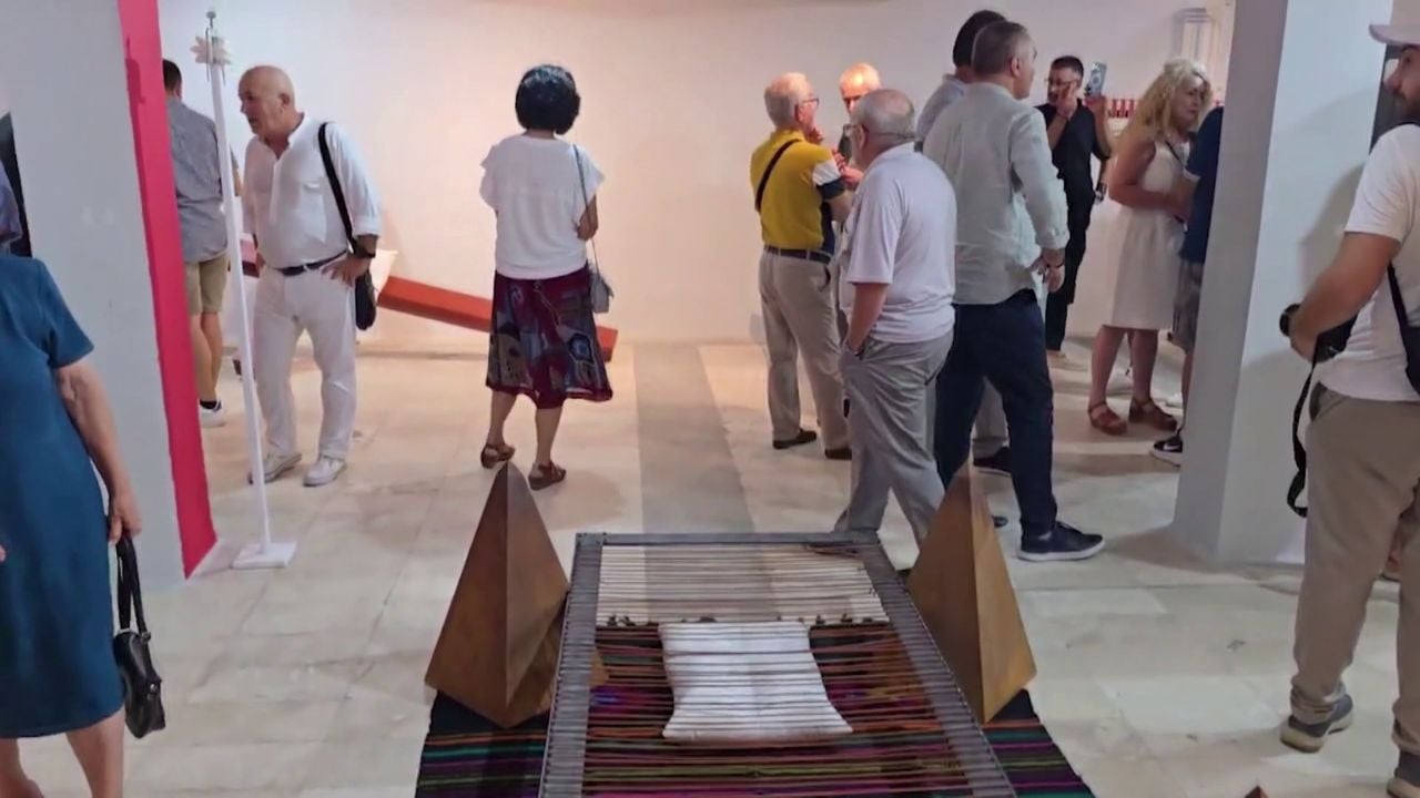 “Asgjëkundi shumë larg”, ekspozita e skulptorit Vasil Vasili në galerinë “Art Saranda”