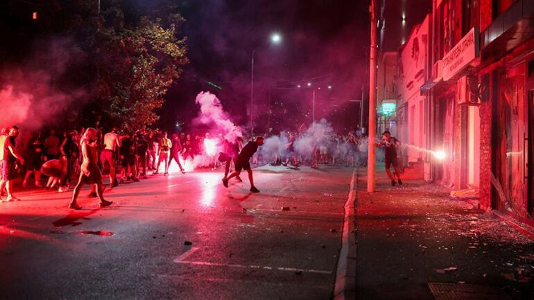 Ashpërsohen protestat në Serbi, policia përplaset dhunshëm me studentët, nuk i lejojnë të hyjnë në ndërtesë