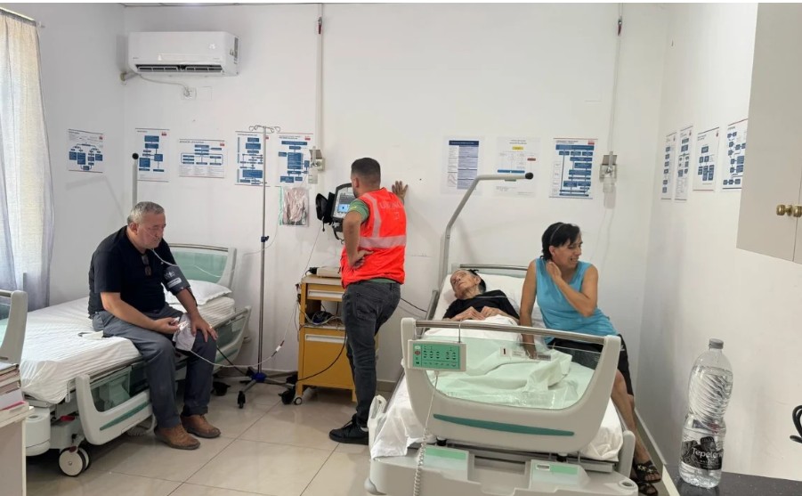 Banorët e asfiksuar nga zjarri përfundojnë në urgjencë, mes tyre edhe nënkryetari i bashkisë së Delvinës