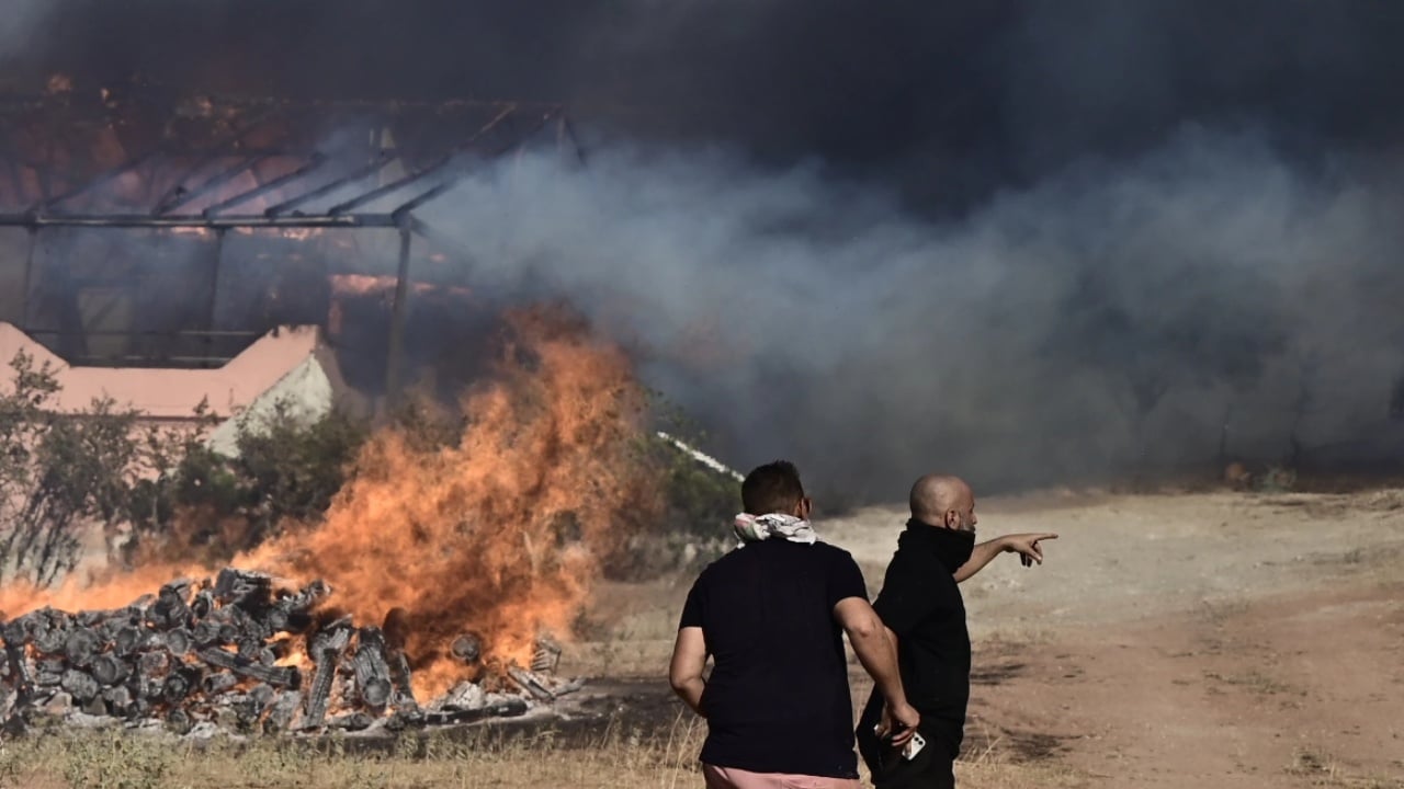 Banorët kalojnë natë makthi në Atika! Vijon beteja me zjarret, një i moshuar gjendet i djegur në banesë