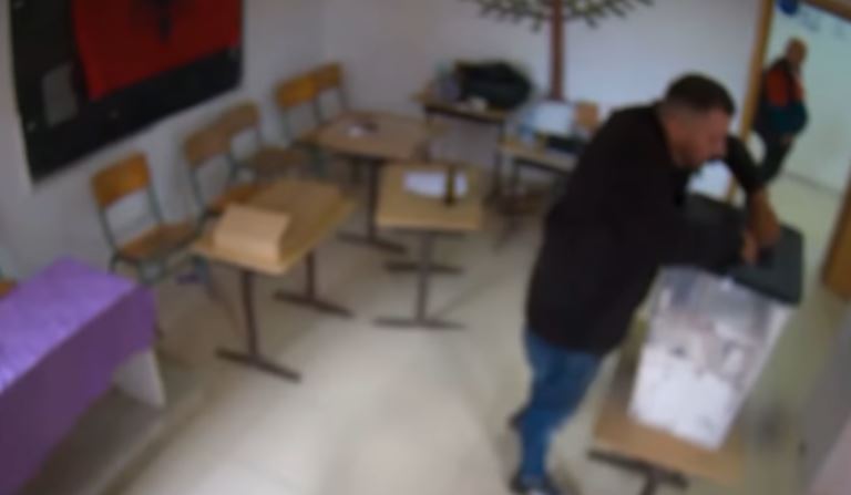 Bardhi publikon pamje të tjera të kamerave të QV: Terroristët e Belinda Ballukut kontrollojnë votat edhe në kuti