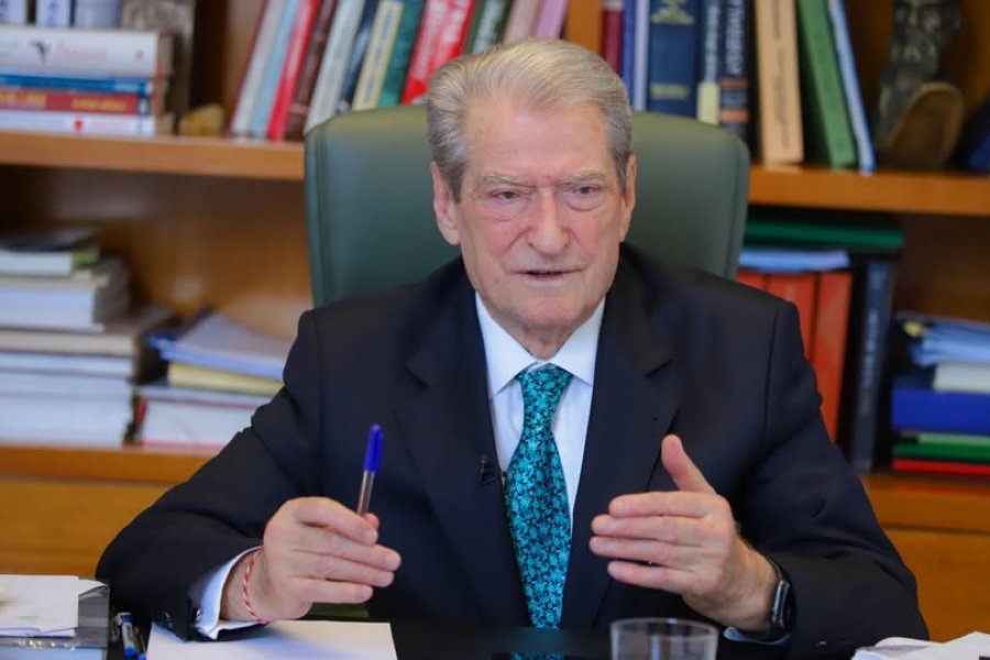 Berisha: Medaljet e Ramës për zjarrfikësit, tallje për sakrificën dhe dëshmi e keqmenaxhimit të zjarreve