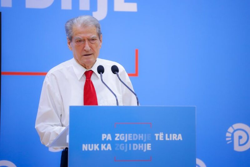 Berisha “shfrenon fantazinë”: Ministri i Jashtëm kërcënon vëzhguesit ndërkombëtarë që të ndryshojnë raportin