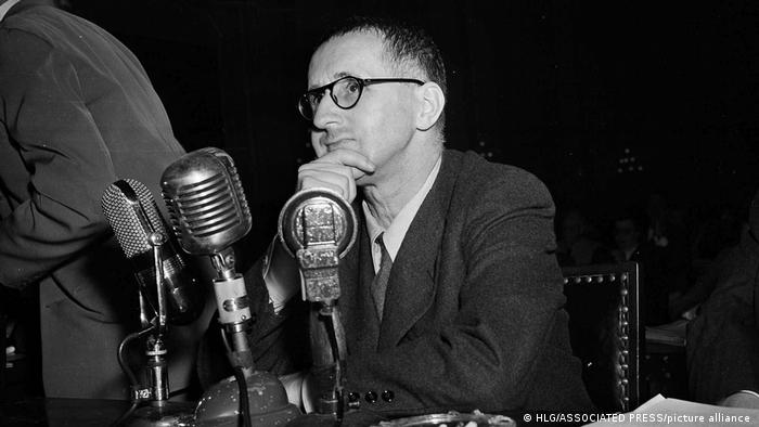 Bertolt Brecht, dramaturgu që ndryshoi teatrin botëror dhe gjurmët e tij në skenën shqiptare