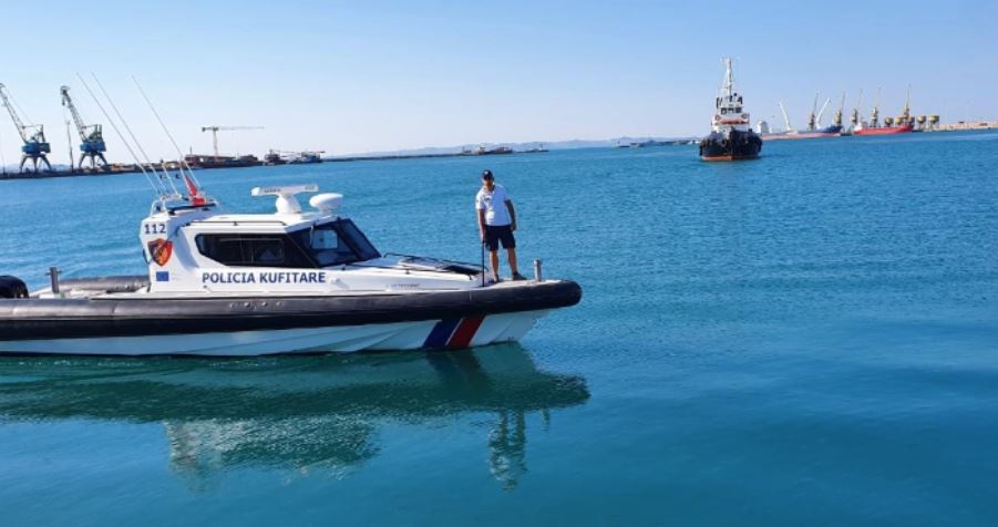 Bllokohet skafi gjatë natës/ Të bllokuar në mes të detit policia kufitare shpëton në kohë tre turistët