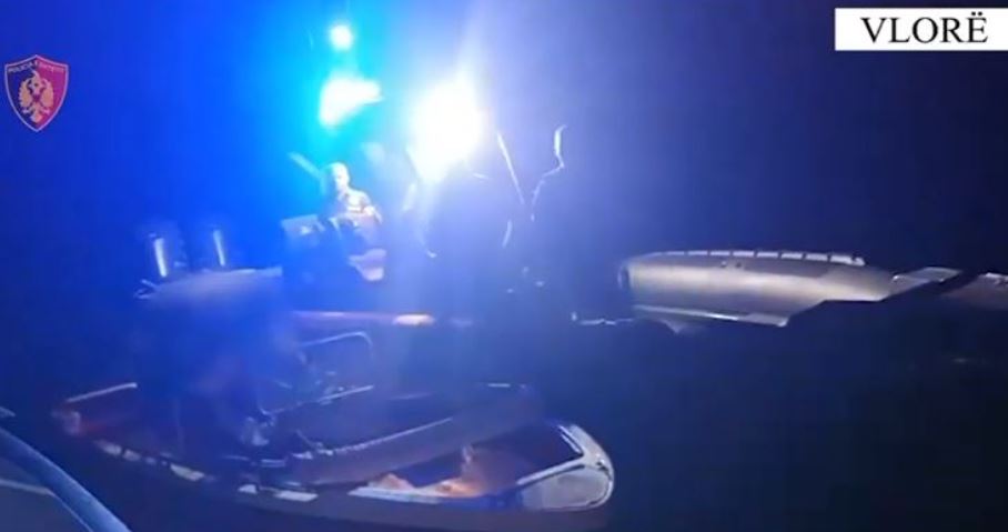 Bllokohet skafi në mes të detit/ Pas ndërhyrjes, shpëtohen në kohë dy shtetasit, gjobitet drejtuesi nuk kishte…