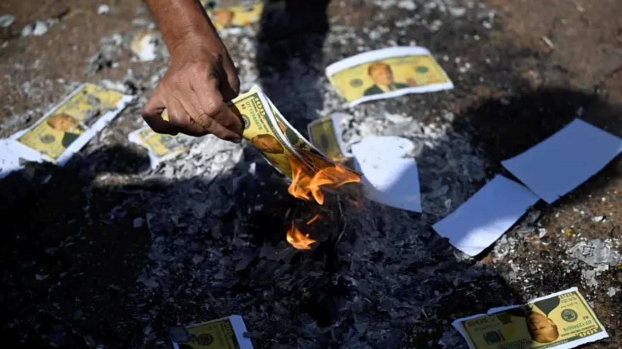Brazilianët protestë kundër tarifave të Trump, djegin dollarët amerikanë të falsifikuar