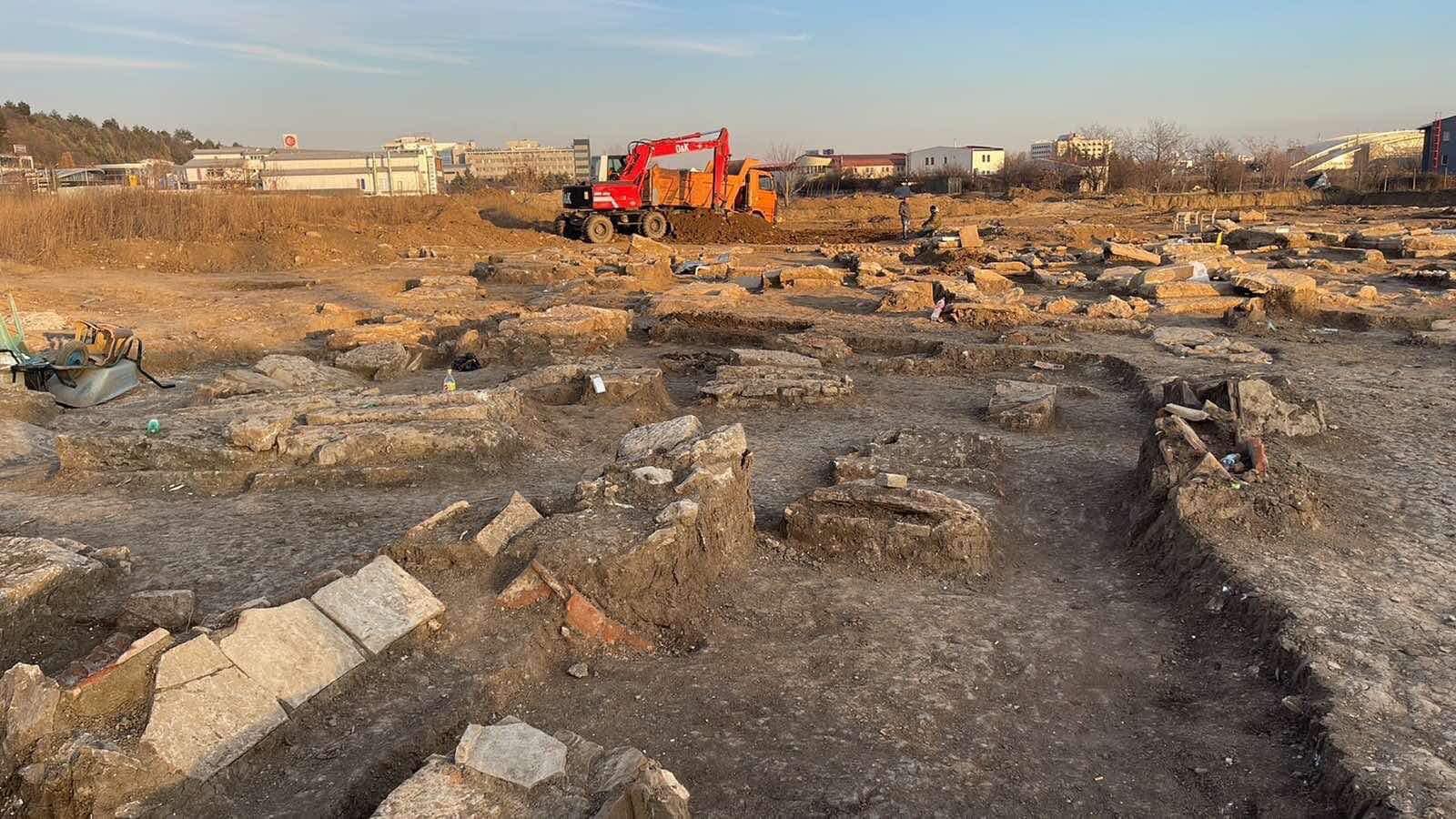 Brenda varrezave antike ku u gjet pllaka me mbishkrimin “dardanius”! (Video)