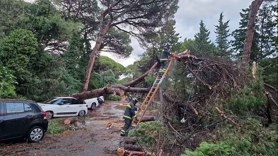 Breshër, rrugë të përmbytura dhe pemë mbi makina, një stuhi e fortë godet Italinë