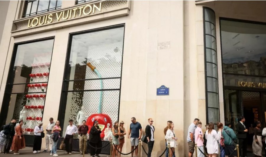 Britanikët braktisin Londrën për Paris e Milano: Blerjet luksoze pa TVSH po i kushtojnë shtrenjtë Mbretërisë së Bashkuar