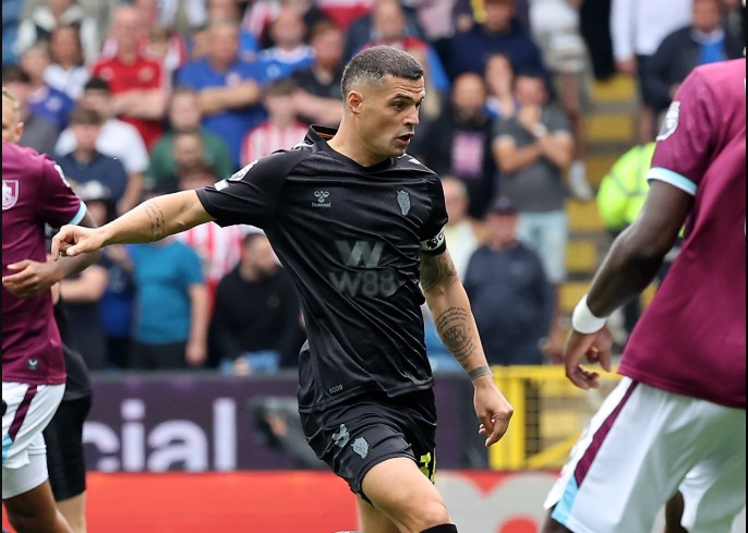 Broja ende s’është gati, Burnley merr fitoren e parë. Xhaka dhe Sunderland pësojnë humbjen e parë