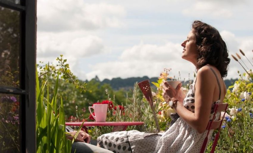 Çaj të nxehtë në verë? Ekspertët thonë po, këto 5 arsye do t’ju bindin