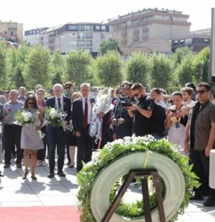 “Çdo familje ka të drejtë për përgjigje”/ Homazhe nga ambasadorët, para Monumentit të Personave të Zhdukur në Prishtinë