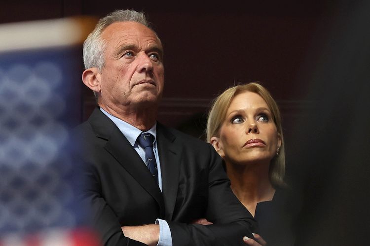 Cheryl Hines reagon për martesën me RFK Jr. dhe skandalet rreth tij