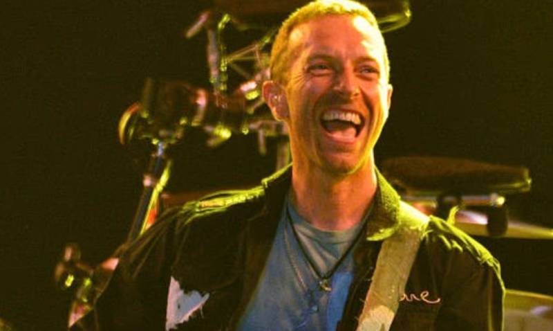 Chris Martin reagon pas skandalit me “Kiss Cam” në koncertin e Coldplay: Do ta vazhdojmë