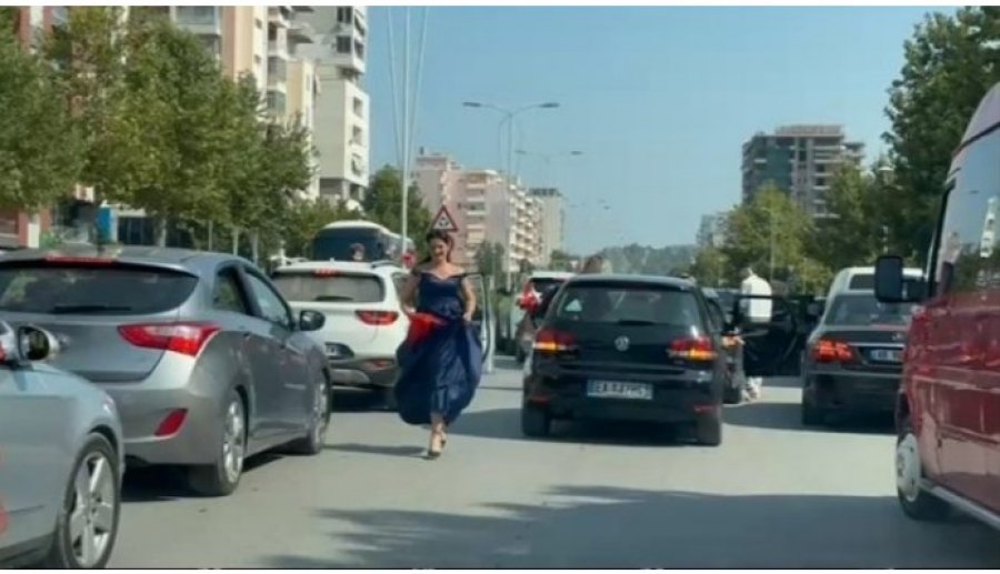 Çudira shqiptare/ Dasmorët zbresin në rrugë e ja marin valles, bllokohet qarkullimi në Vlorë