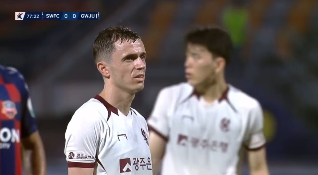 Debutim i pabesueshëm i Jasir Asanit, tifozët në Iran i këndojnë shqiptarit në stadium