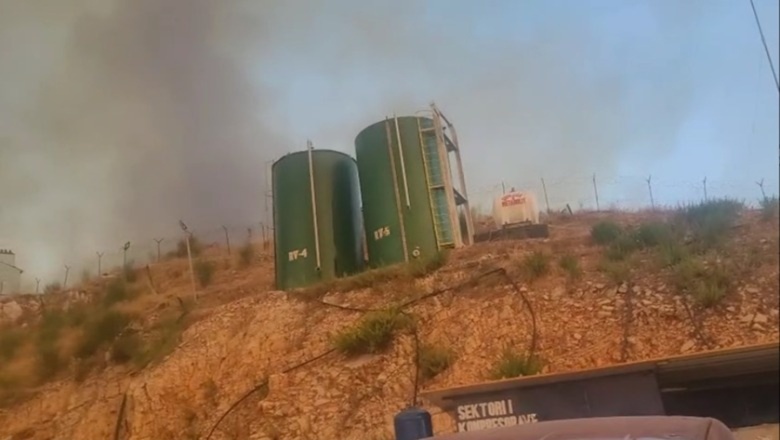 Delvina në alarm/ Flakët po i afrohen puseve të naftës