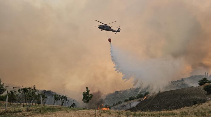 Delvina zgjohet e shkrumbuar nga zjarri, nis ndërhyrja nga ajri