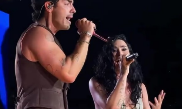 Demi Lovato ribashkohet me Jonas Brothers pas 15 vitesh në skenë